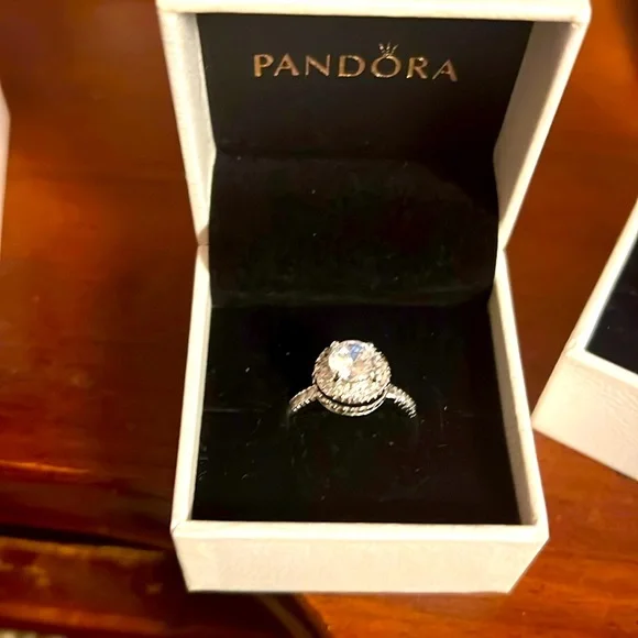 GORGEOUS 925 STERLING SILVER SIMULATED DIAMONDS HALO RING
